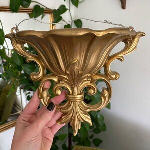 Vintage 1962 Syroco Wall Pocket Vase